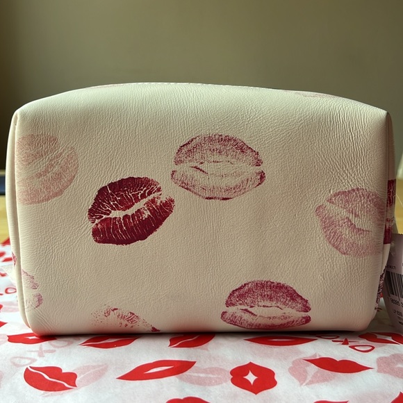 💋❤️💋 COACH COSMETIC POUCH WITH LIP PRINT 💋❤️💋 NWT 💋❤️💋 - Picture 11 of 16